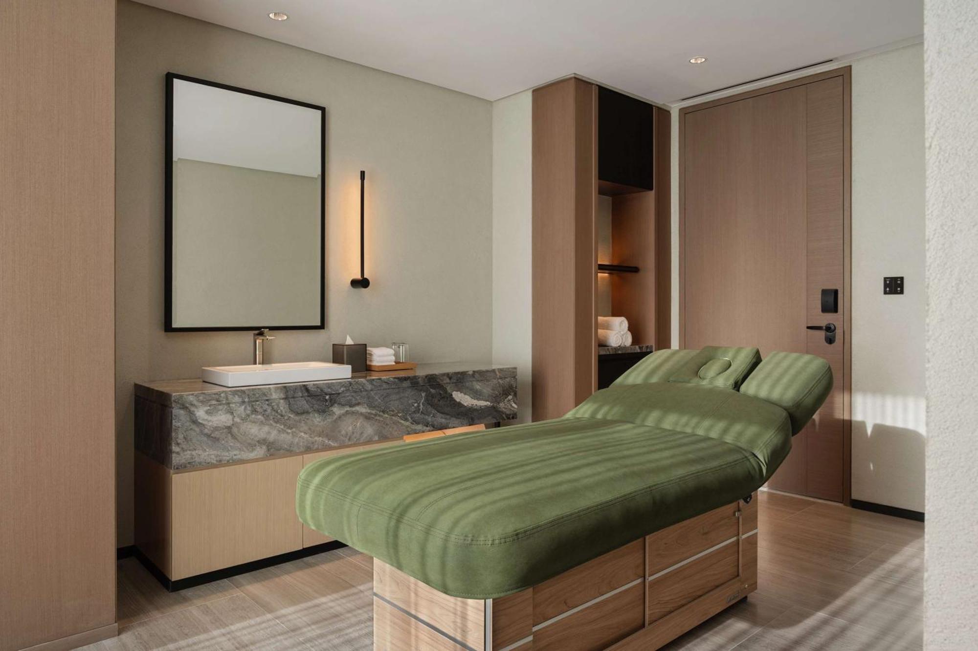 Siro One Za'Abeel Hotel Дубай Екстериор снимка